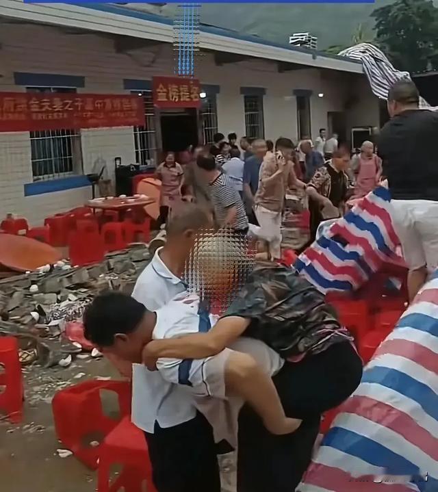 还是积点口德吧！四川升学宴出现了5死17伤的重大伤亡事故，应该是痛心，而有些人却