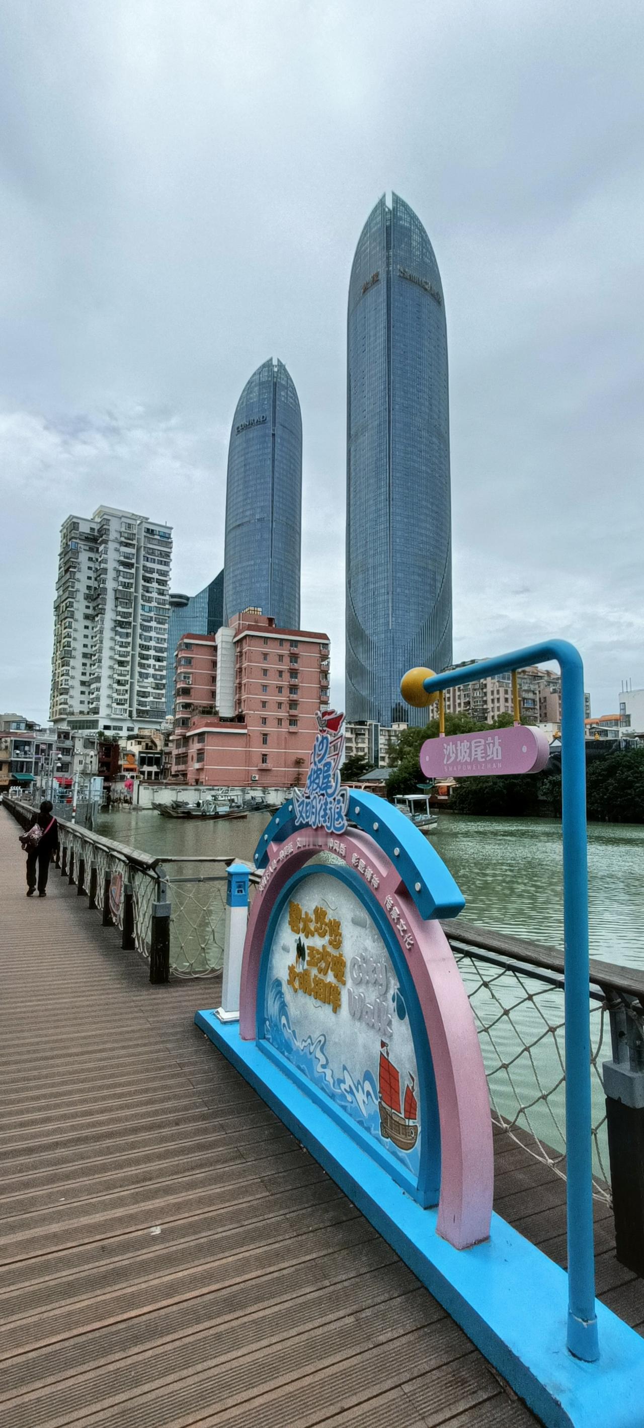 打卡网红公园，海天一色，现代高楼与自然景观完美融合。
上联:楼阁倚江水，
下联: