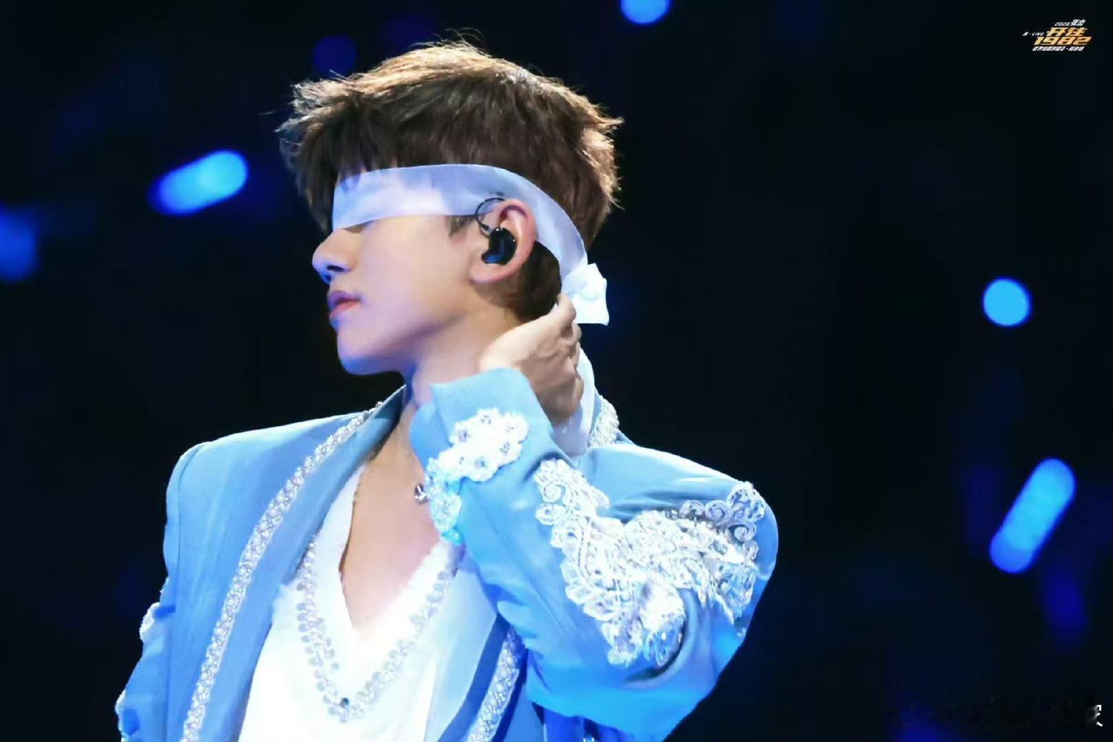 张杰送黄金 张杰未live巡回演唱会哇塞！过年被张杰狠狠宠爱着，年夜饭安排得妥妥