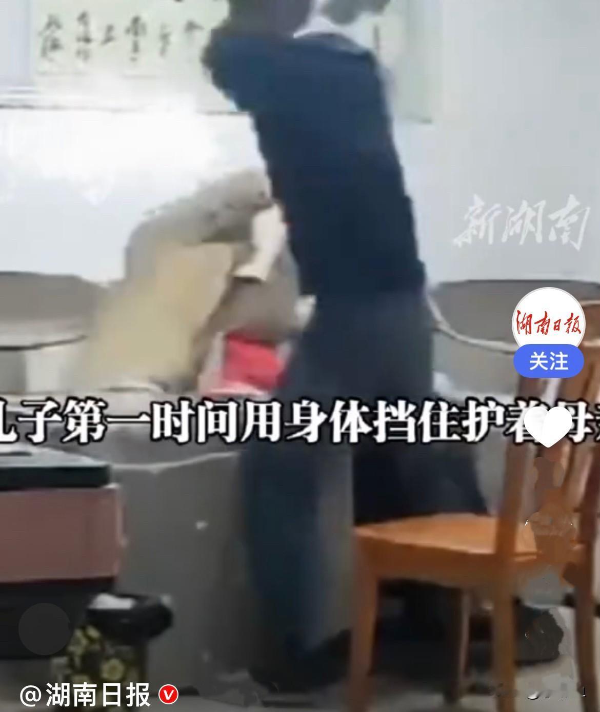 近日，贵州一家三口坐着正在聊天，聊的挺好的，丈夫怎么就“发疯了”？
    妻子