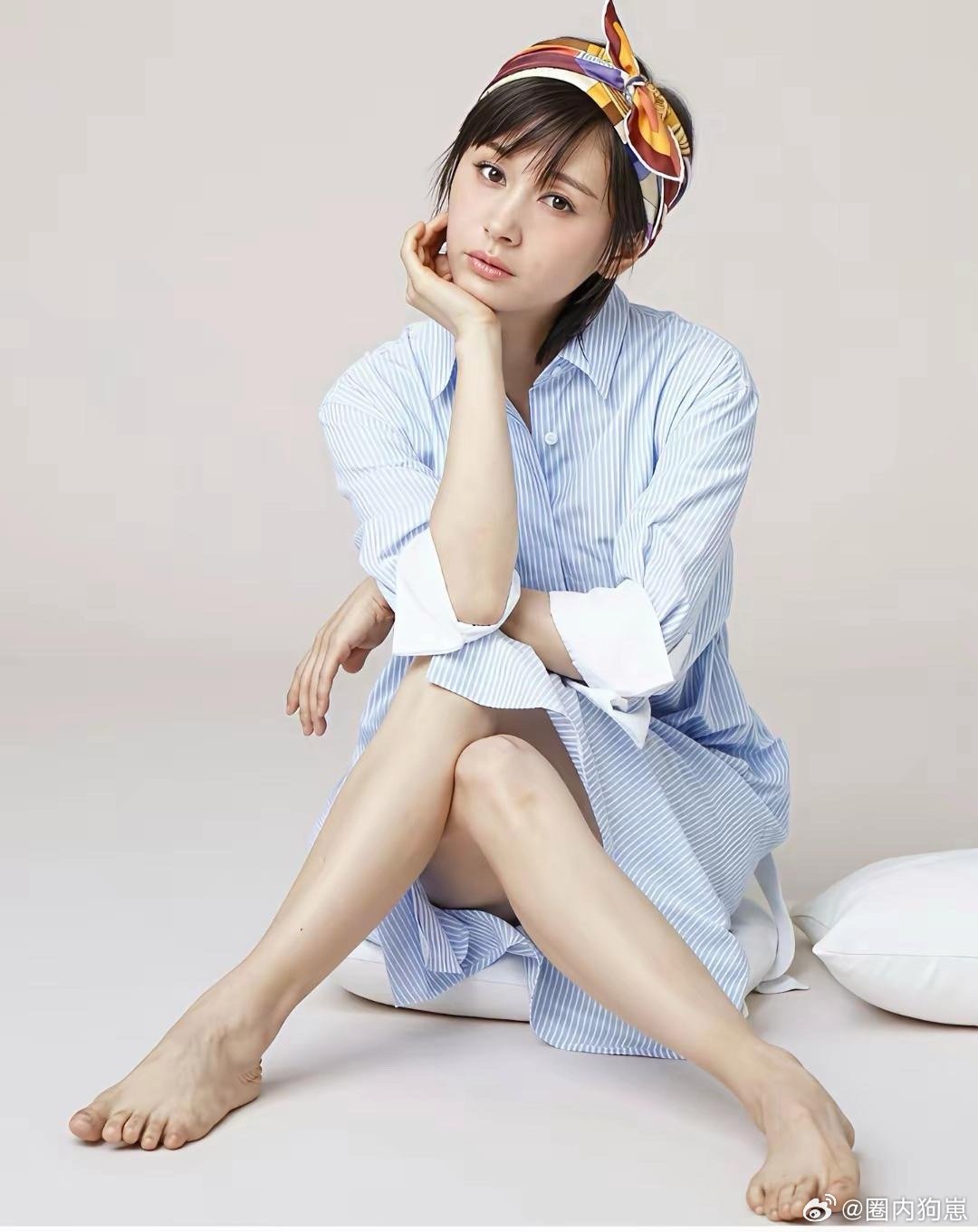 王子文的脚也太小巧精致了吧，看着也就33码，比例超可爱～ 