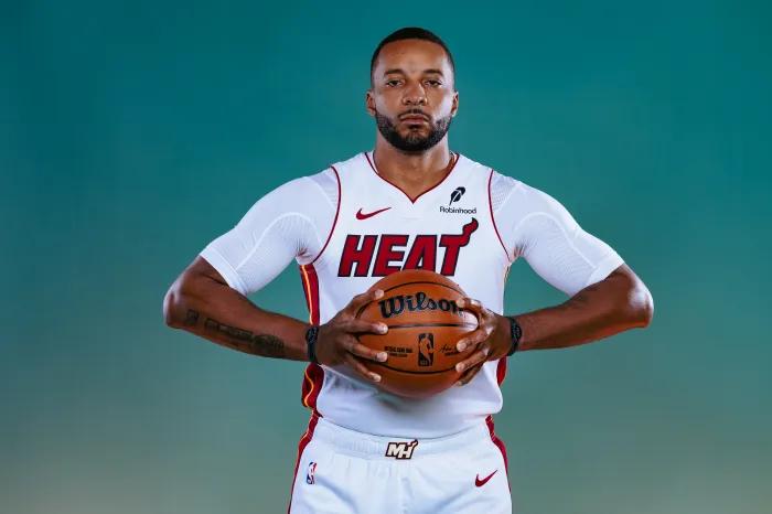 据ESPN记者沙姆斯·查拉尼亚透露，迈阿密热火预计不会在今夏留下诺曼·鲍威尔。