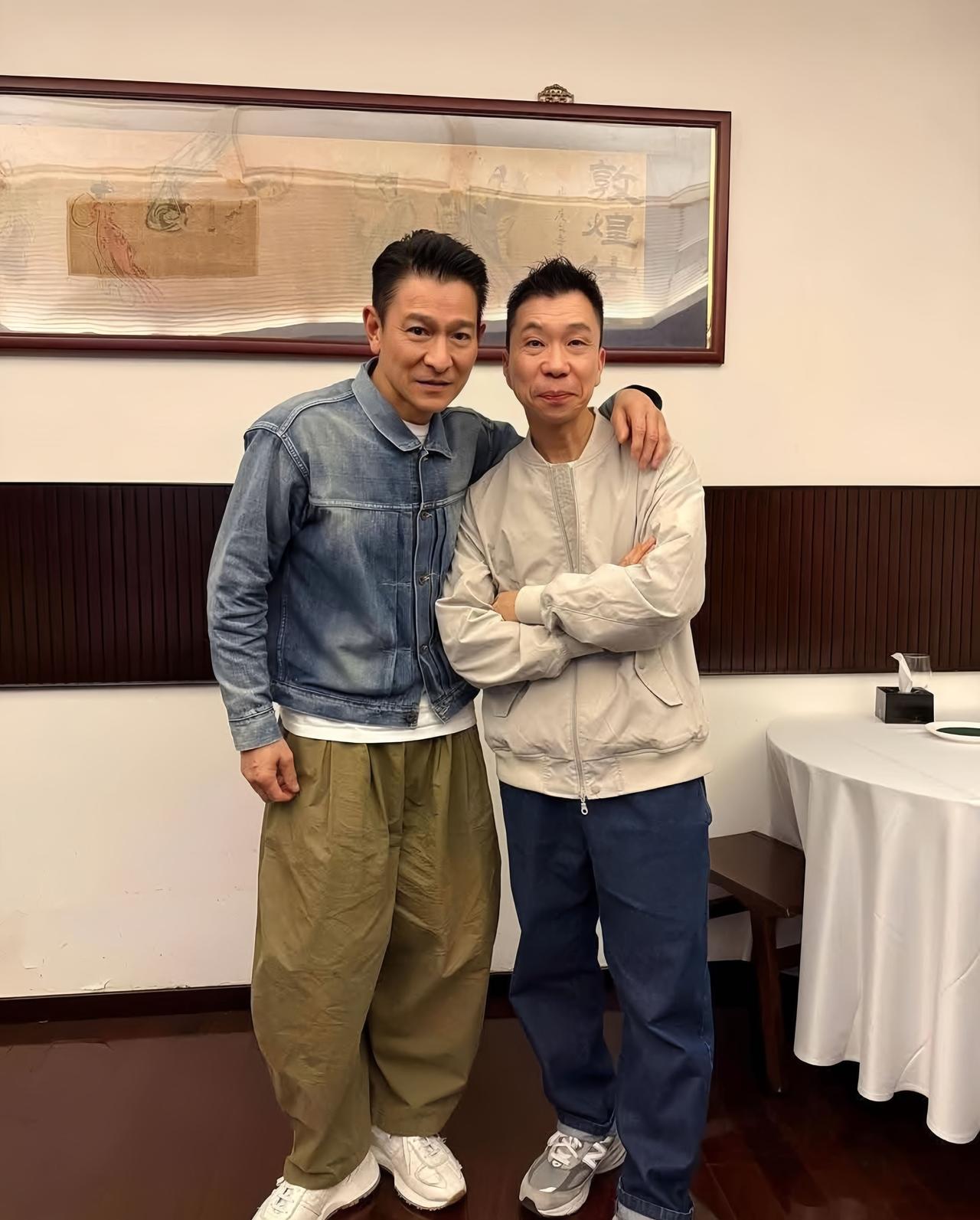 近日，有位网友在尼日利亚晒出与刘德华合影，起皱的宽松休闲裤，看着不像是棉麻料的？