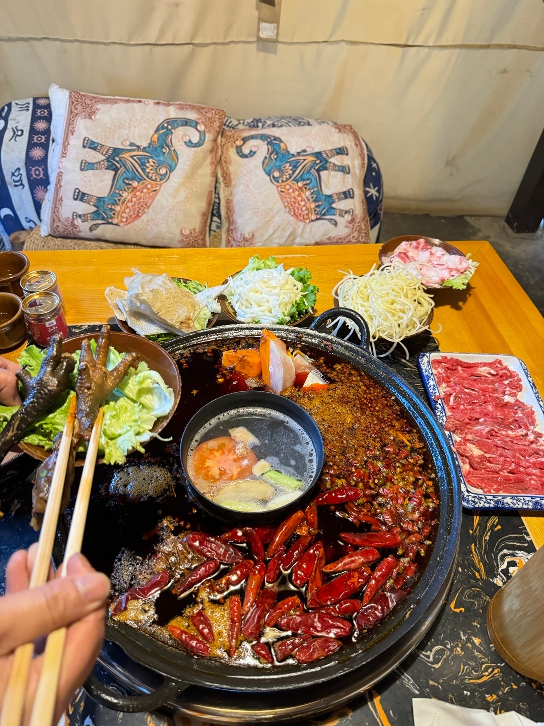 刚刚去吃火锅昨晚上没睡好所以白天一直晕晕乎乎地没咋吃东西 直接去干了火锅憨吃楞胀