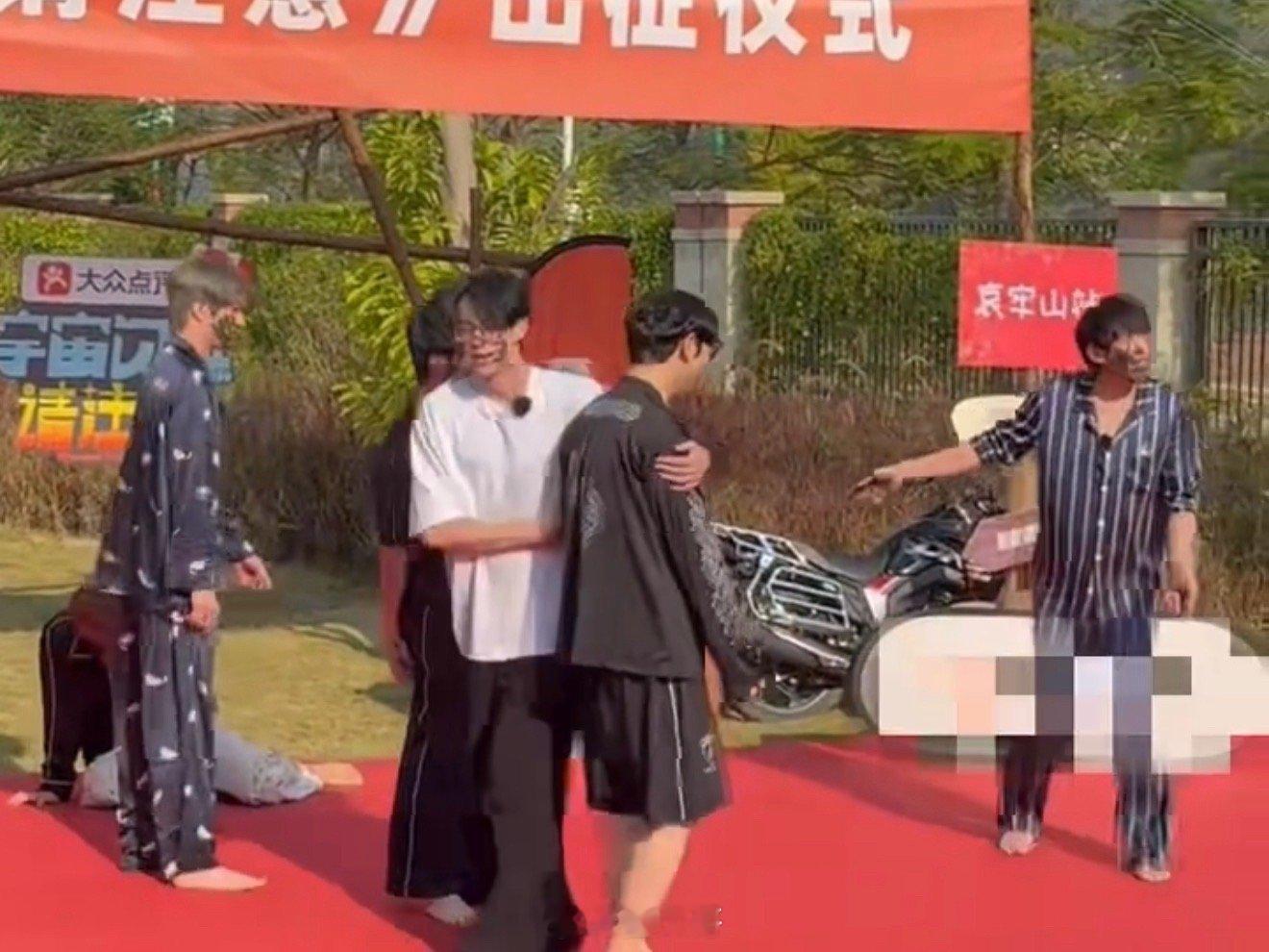 宇宙请注意出征仪式是喜剧人团建吧。王鹤棣这么大胆，居然敢往黄晓明脸上抹灰。已经闻