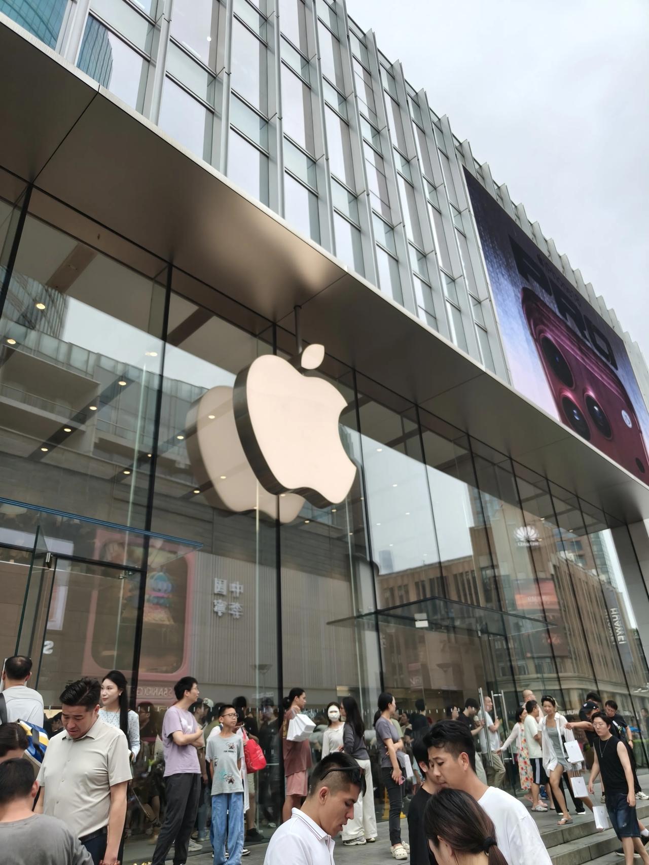 昨天去南京东路步行街
正好路过苹果🍎店
里面人是好多…年轻人居多
我没有凑热闹
