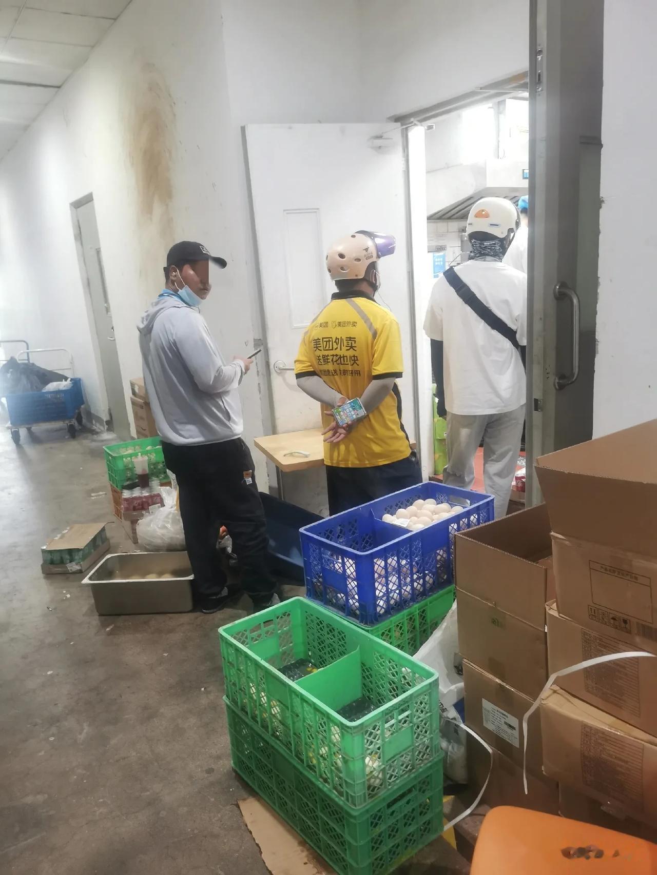 这样的外卖你敢吃吗？[我想静静]坐标：天津某悦汇。三个外卖小哥，排队站在厨房的后