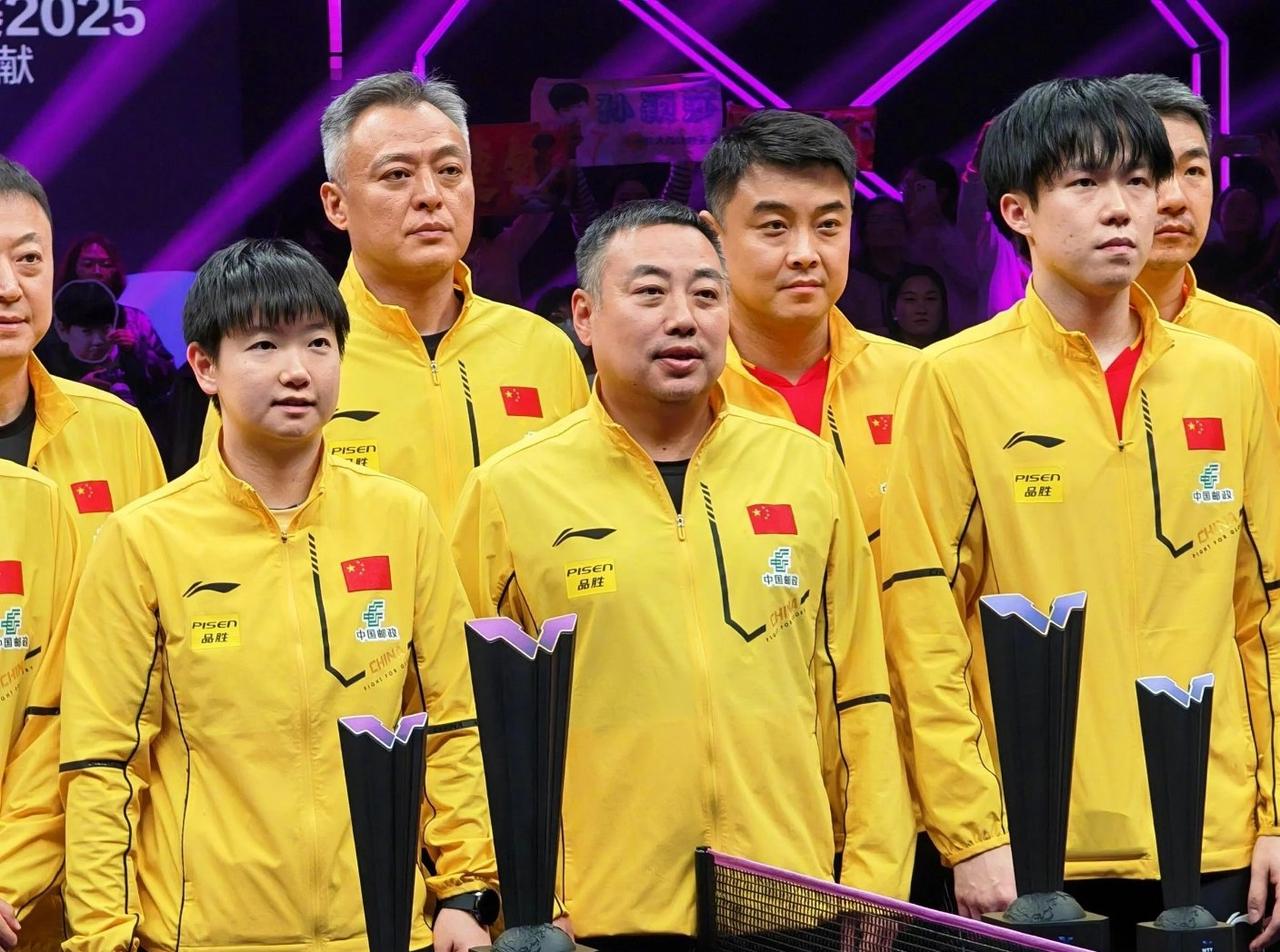 这张合照，我认出了两鬓染霜、帅气不减当年的秦志戬，朗目疏眉的王皓，乌发覆额的王楚