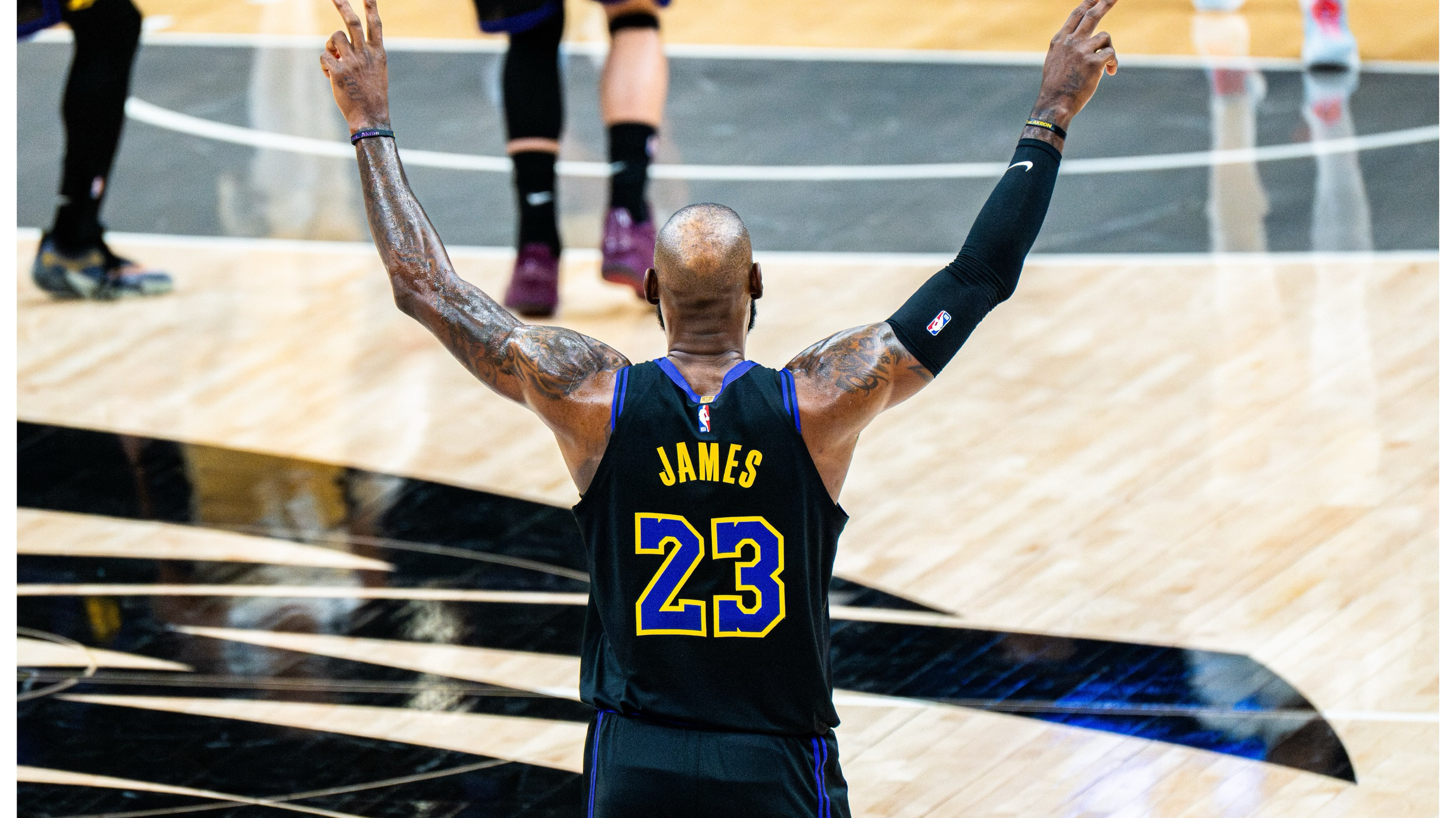 “外界的声音 不痛不痒”詹姆斯