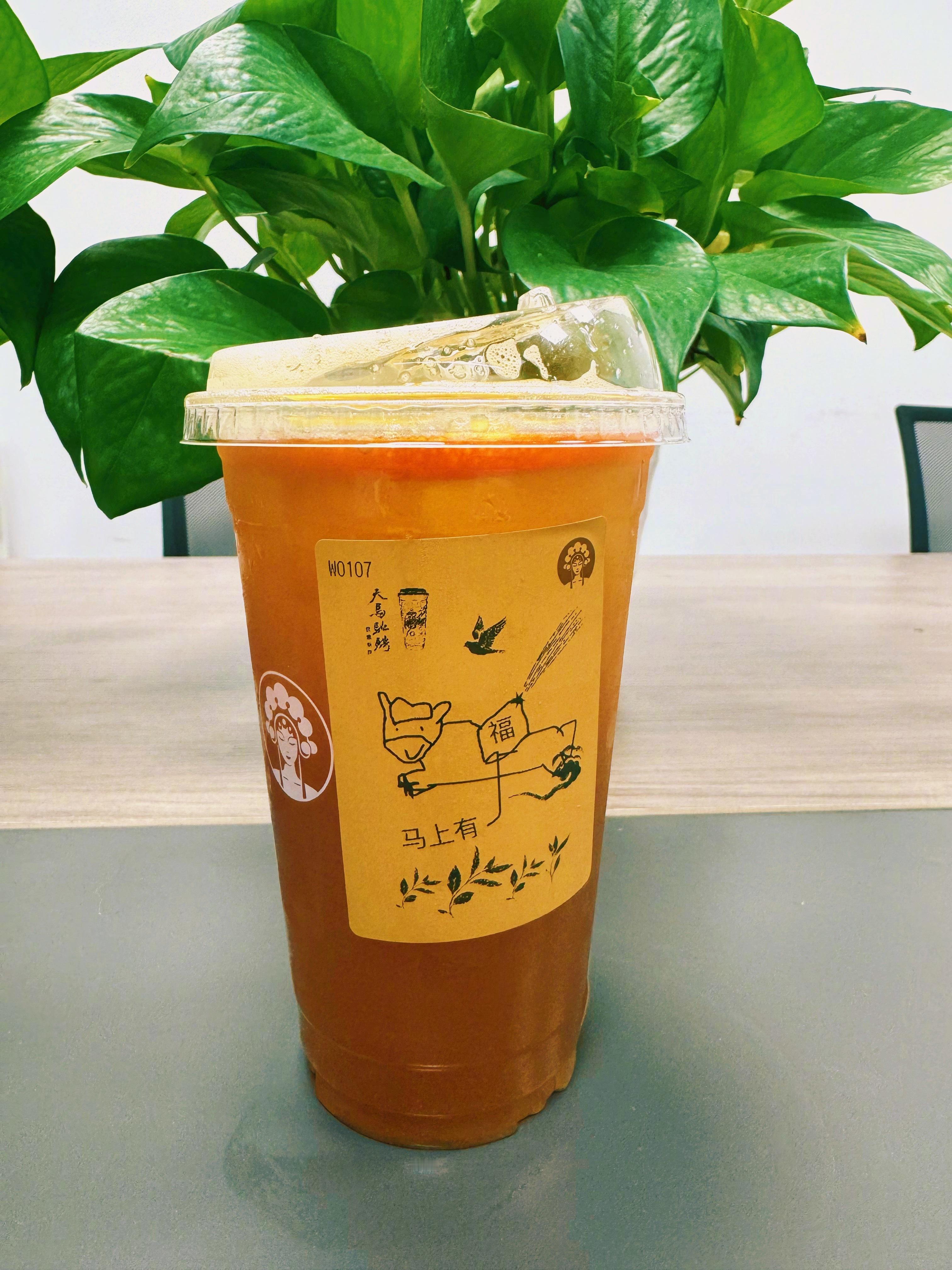 霸王茶姬福贴放自己一马，发现了吗？霸王茶姬今天上新品了，而且还换上了「天马驰骋」