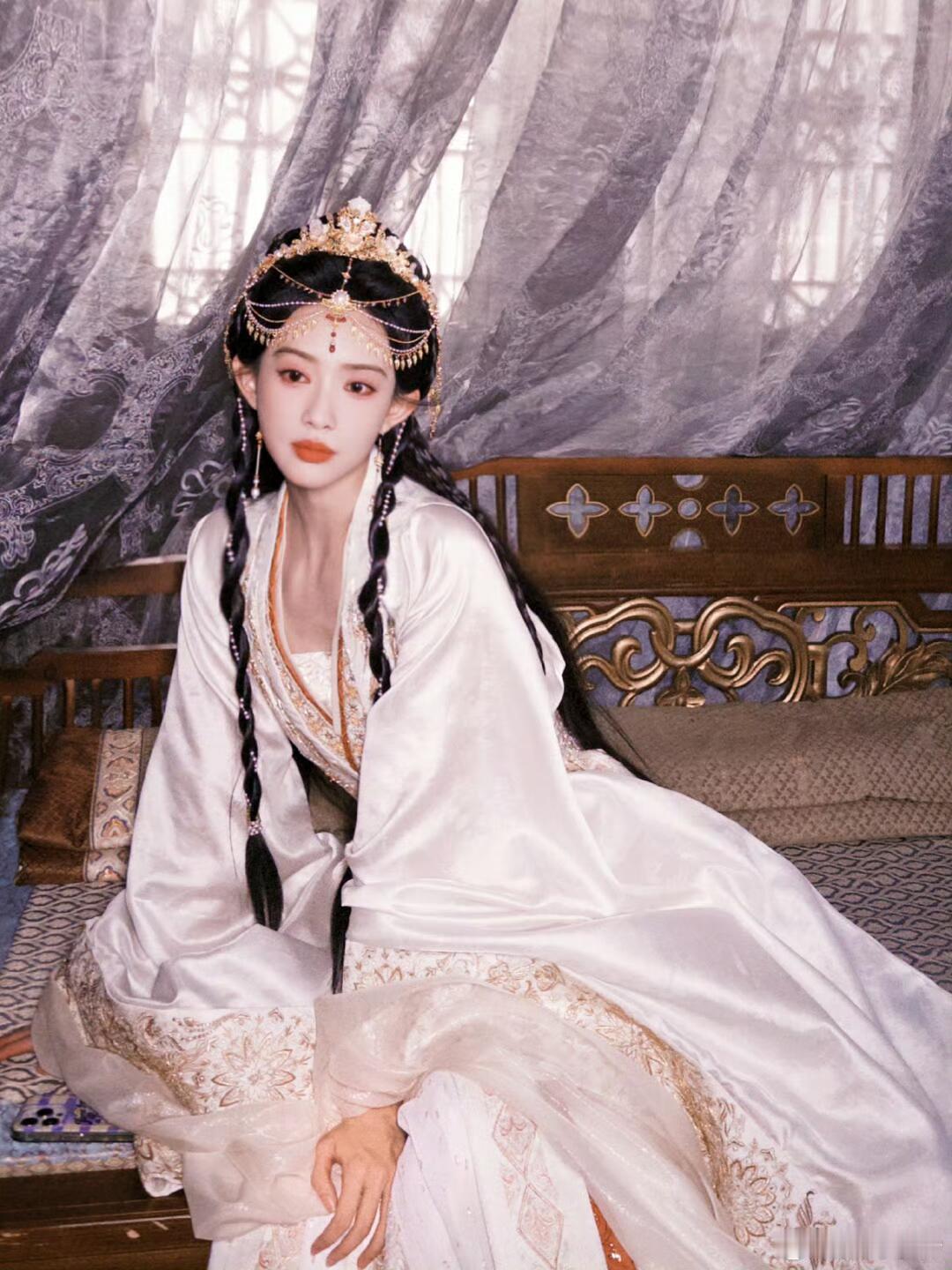 在《桃花映江山》里，有一处剧情实在让人费解。堂堂一国公主，弟弟还是太子，即便不受