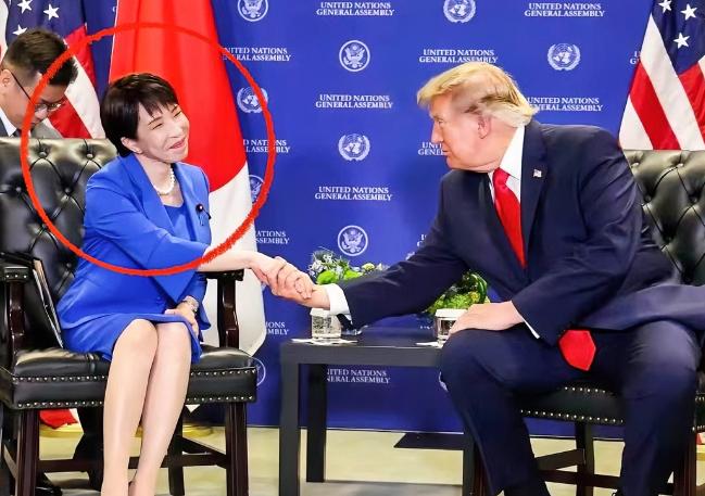 日本网友都看不下去了！高市早苗在纽约与特朗普会晤时，频繁用谄媚的眼神看着和讨好对