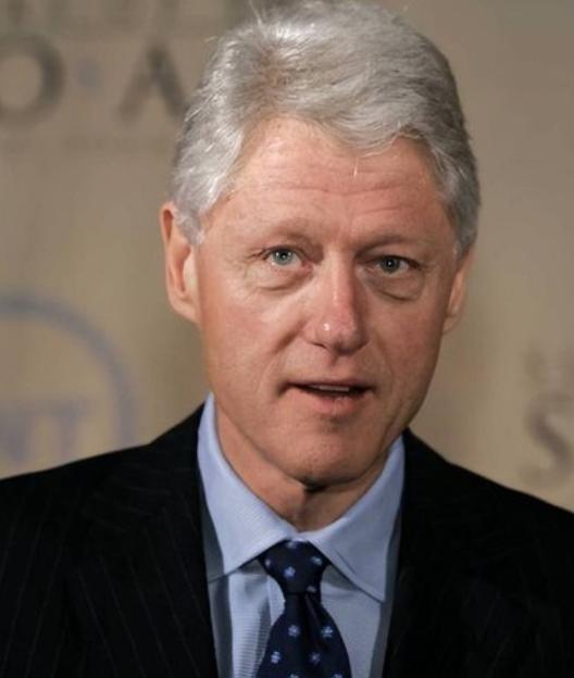 克林顿突然出来喊话，把窗户纸捅破了。他说中国早晚要超过美国，让某些人别再装睡了，