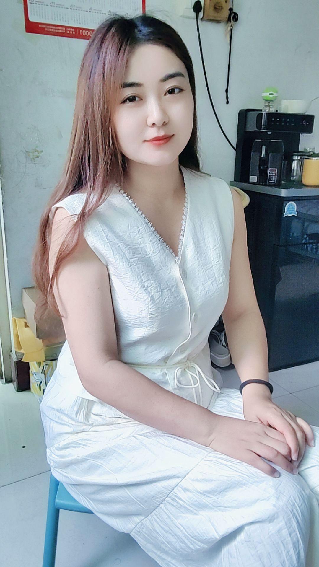 离婚之后，通过相亲认识了一个带儿子的男人，他说让我等他一年，凭什么啊？
今天的突