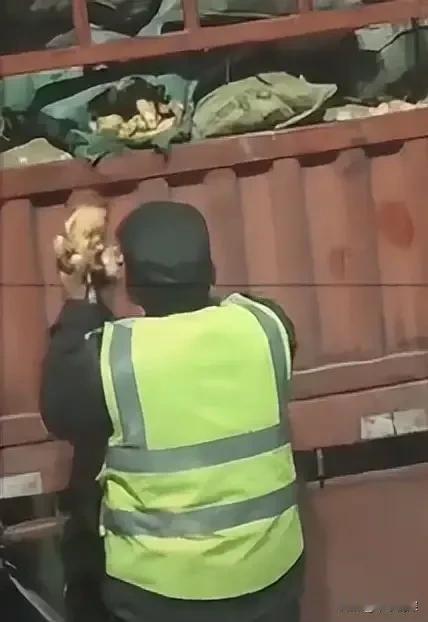 莱芜北服务区，近日，在网上传当地穿着工作制服的，像是服务人员，把别人车上的像是生