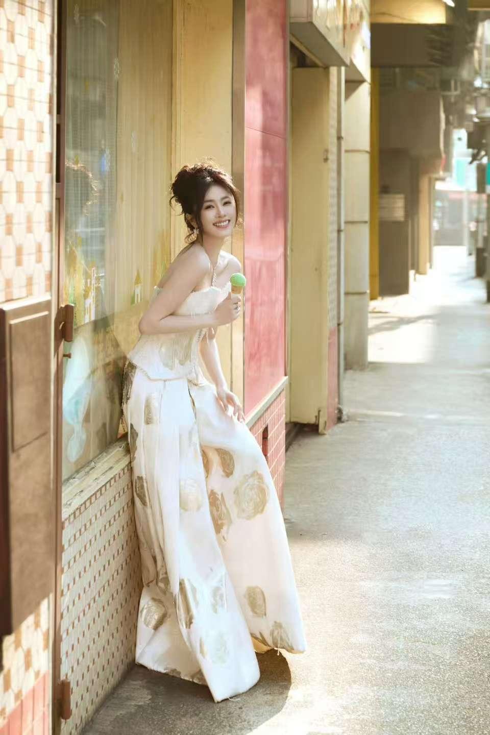 白鹿穿礼服吃冰激凌白鹿优雅与吃不冲突  啊啊啊啊 白鹿穿礼服吃冰激凌优雅与吃不冲