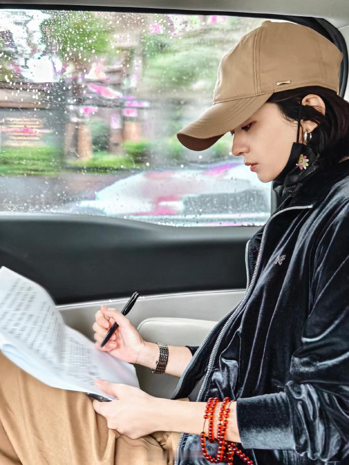 #赵丽颖清晨学习侧拍##赵丽颖单手比耶#赵丽颖在清晨的时光里努力学习，侧拍的影像