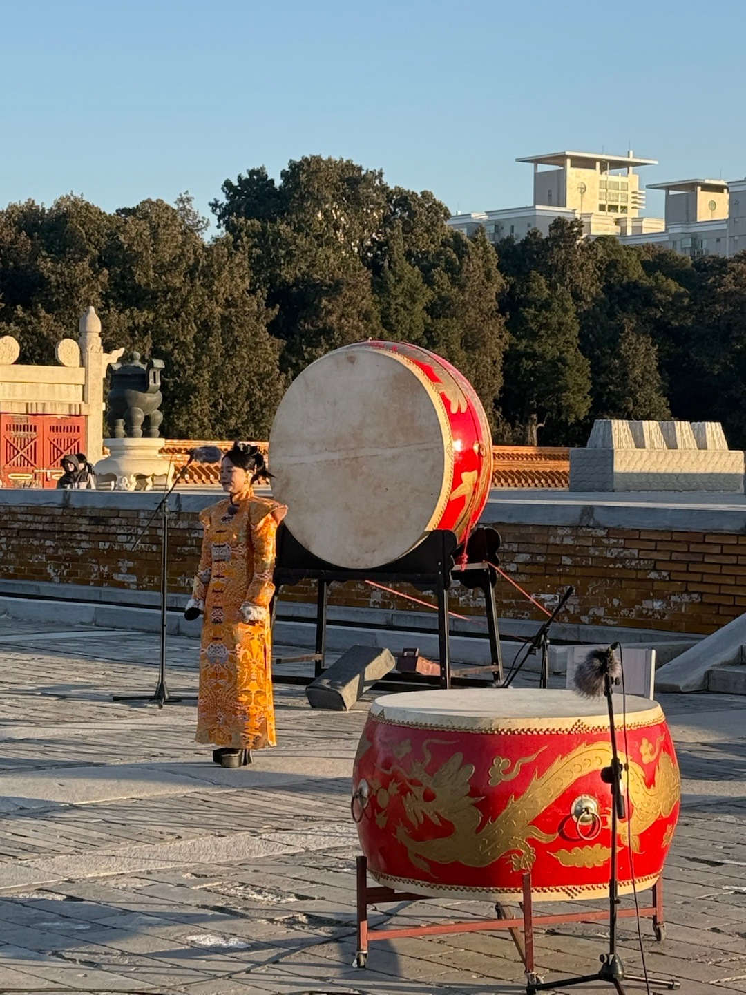 北京卫视新一期 最美中轴线 录制，这次的歌手阵容是「金凤凰」龚琳娜➕「黑云雀」迪