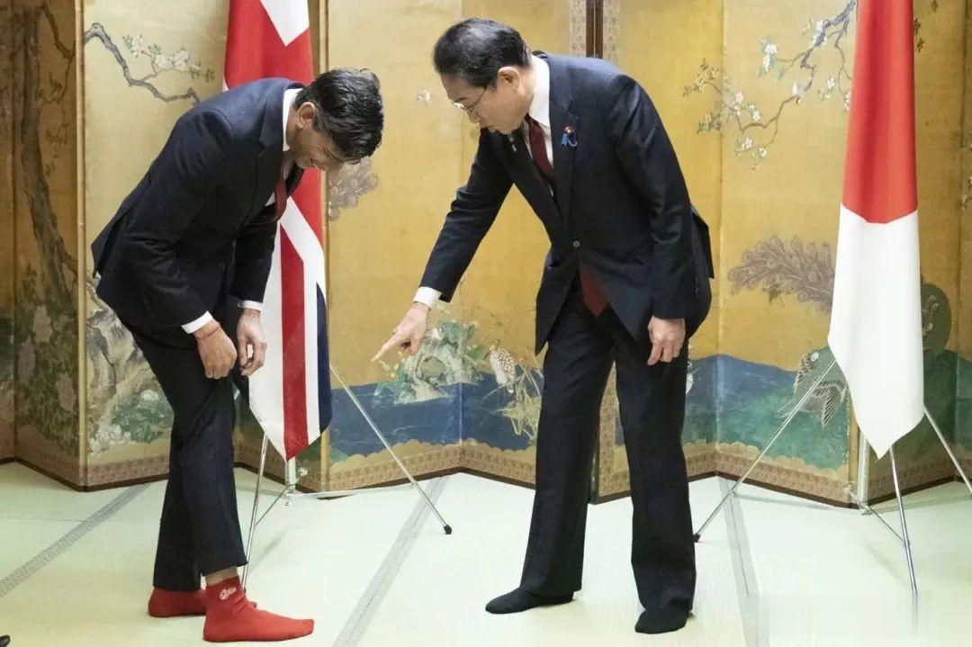 英国真的完蛋了，英国首相苏纳克就因为一纸协议，特意穿红袜子，向岸田示好

近日，