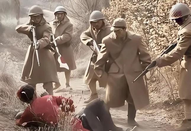 抗日战争时期，5个日寇在乡间小路上，追赶一名19岁的小姑娘，日寇追上姑娘后将她按