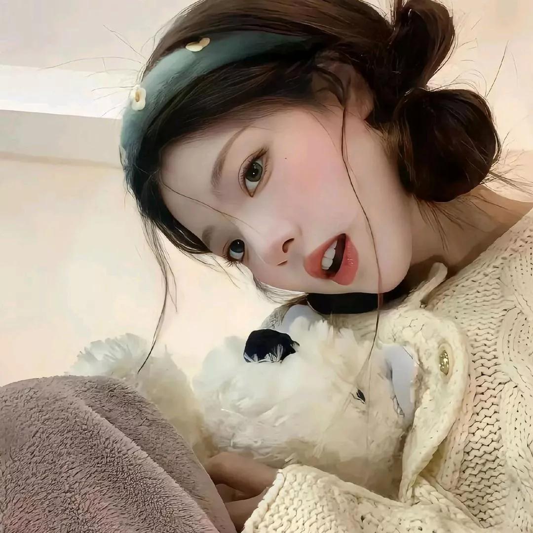 可爱女孩与毛绒玩具的温馨时刻💕