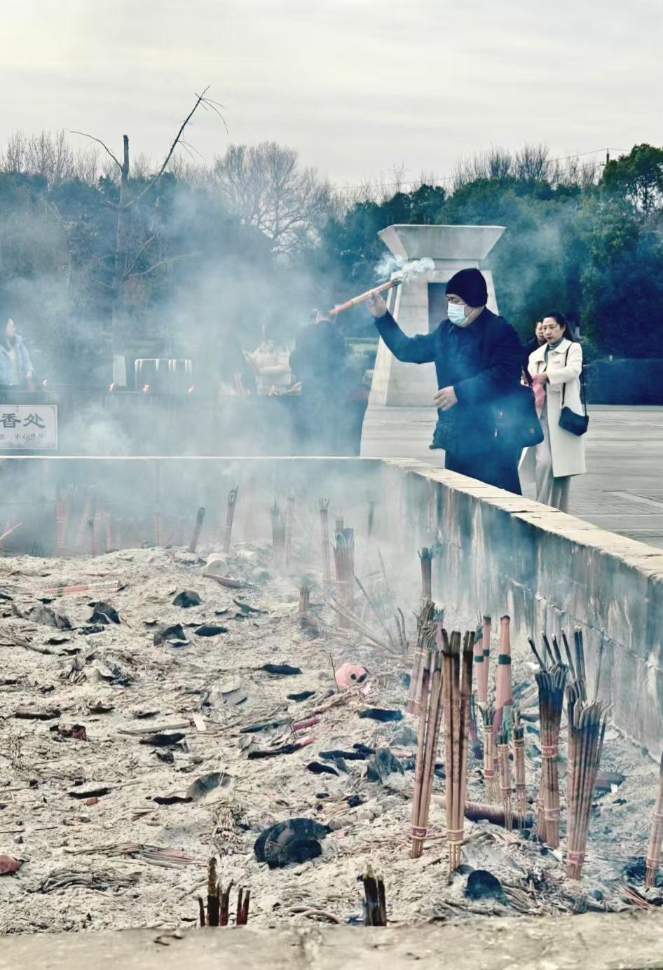 2. 一炷清香，三分虔诚。不求繁华满目，只愿晚年安稳，无病无灾，自在从容。
3.