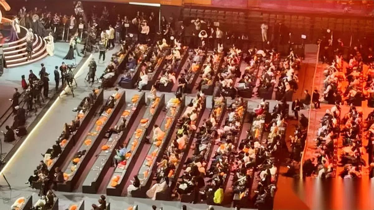 微博之夜座位又出幺蛾子？

某顶流名牌突然“挪窝”抢C位？第三排瞬间空一半，粉丝