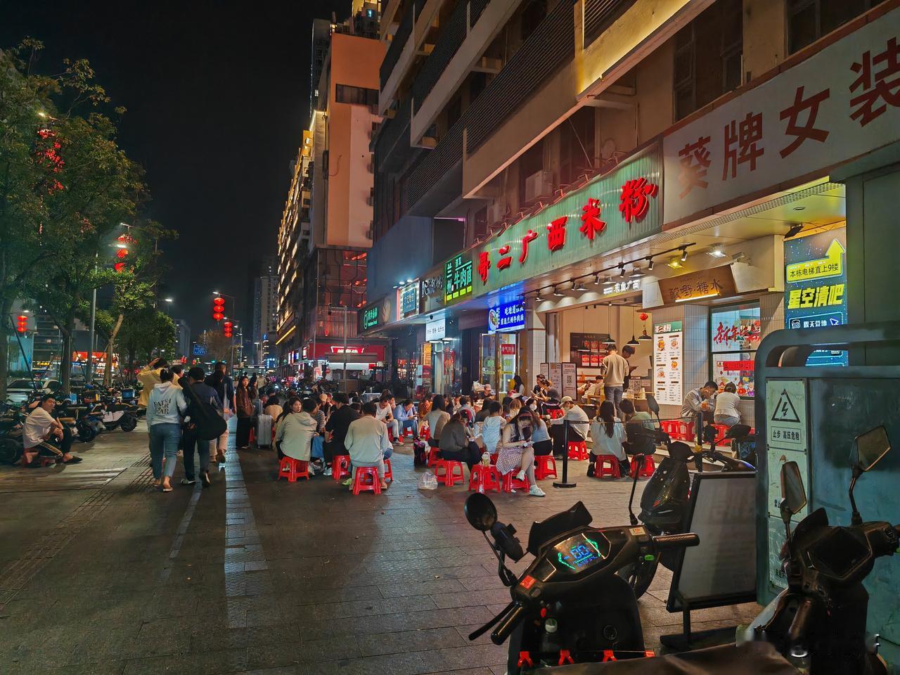 深圳人返工的第一件事，应该都是先填饱肚子。看这人多的，估计要排半个小时吧，连一家