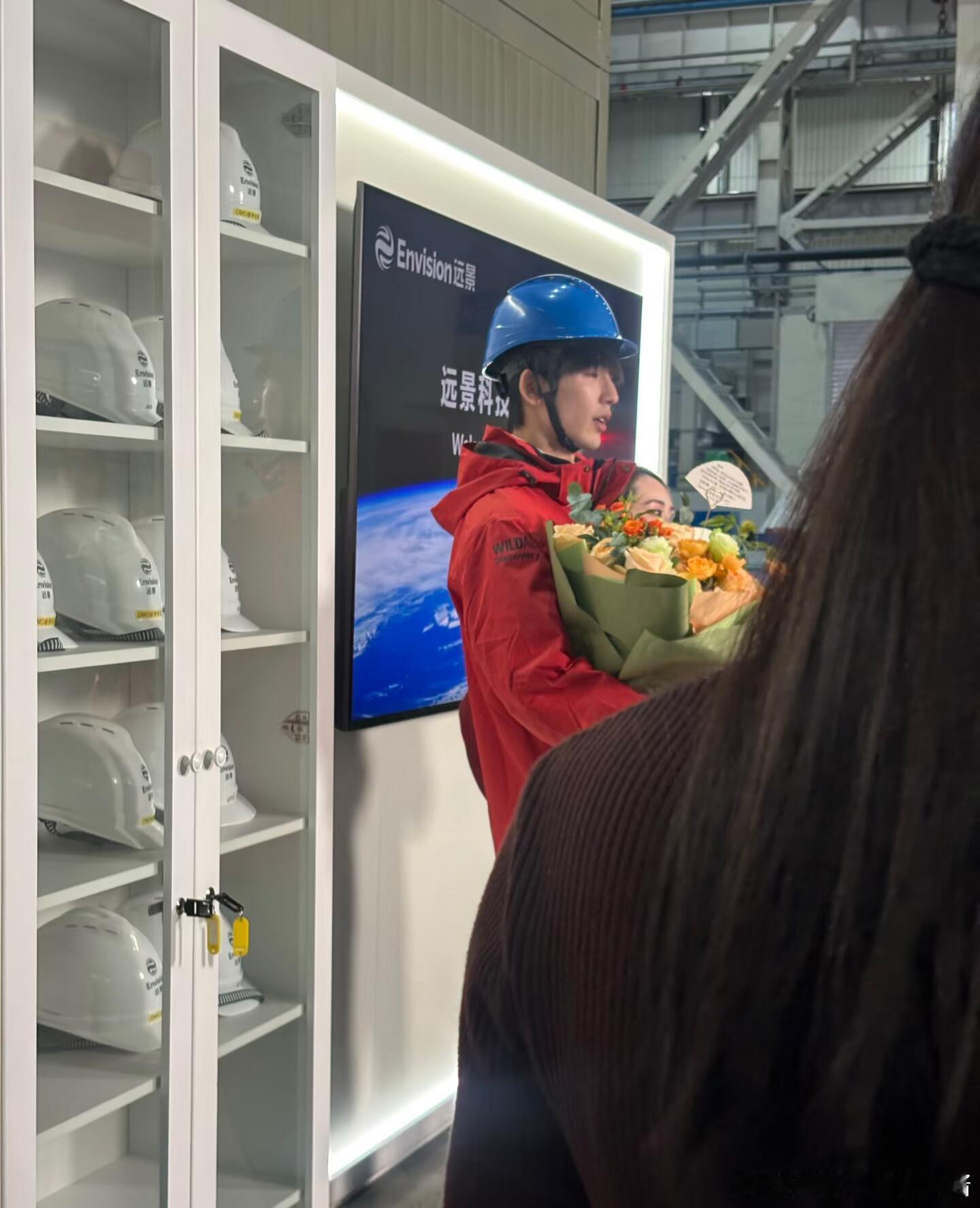 哦莫！张凌赫去江阴拍低碳转型公益宣传片了就算是张工也很帅[爱慕][爱慕]张凌赫 