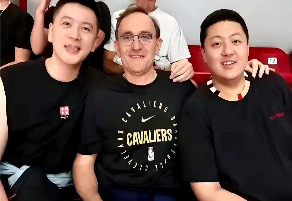 朱芳雨周鹏这帮人最近说，本赛季争冠热门是广东、广厦、北京、上海，辽宁队居然没在名