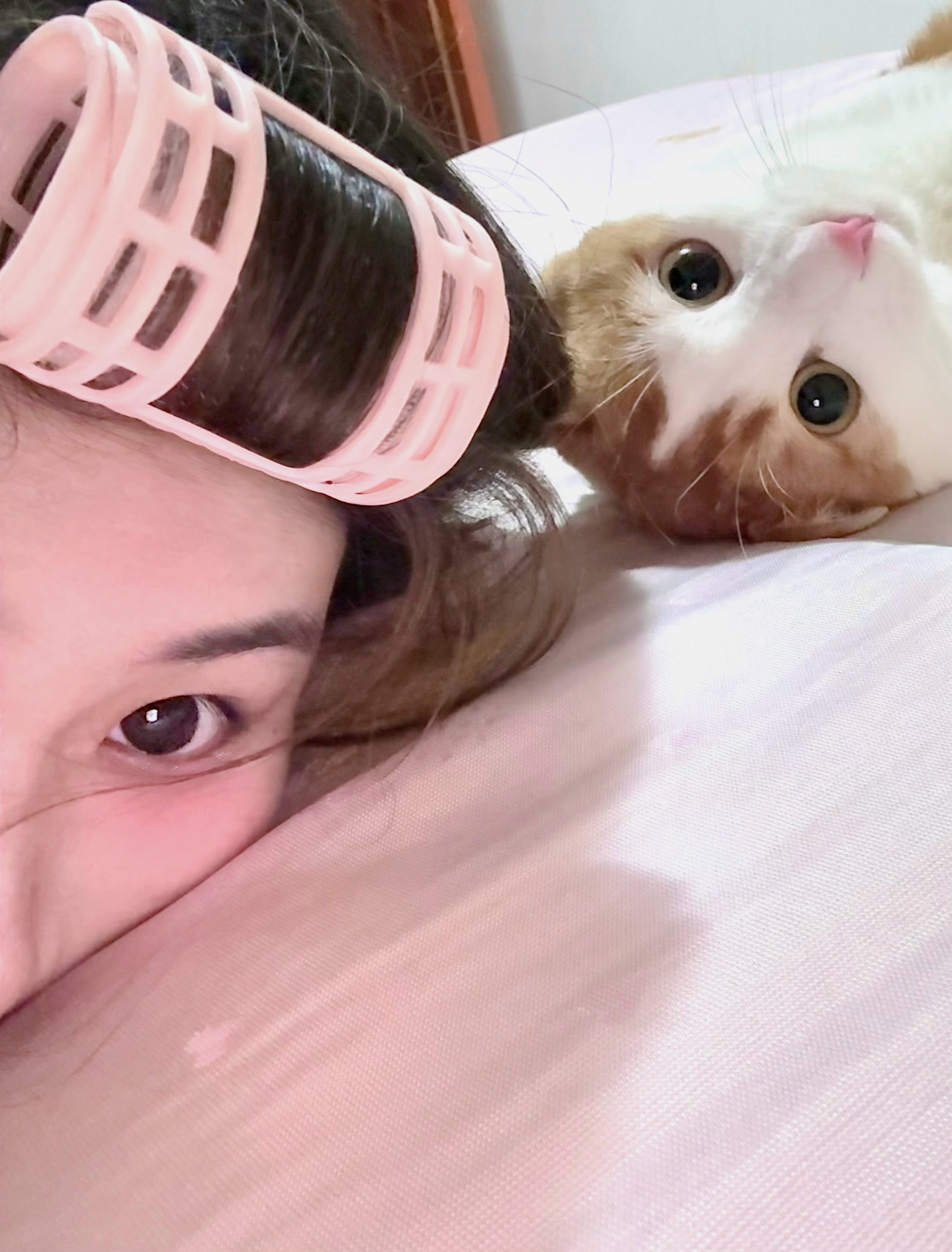 咪……(៸៸◜𖥦◝៸៸)੭ﾞ （趴着玩手机怎么突然发现有个孩儿这么萌幸福日记