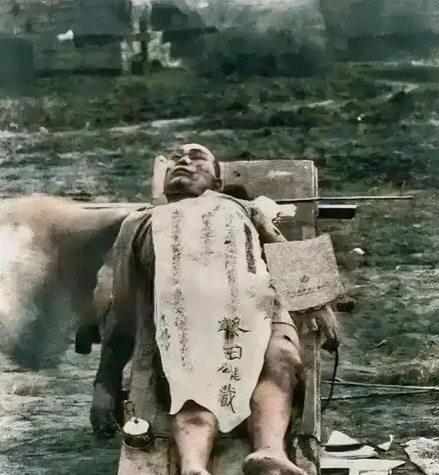 1939年，日军飞行员跳伞后，还用手枪打死了一名船工，我军战士大怒，将他击毙后，