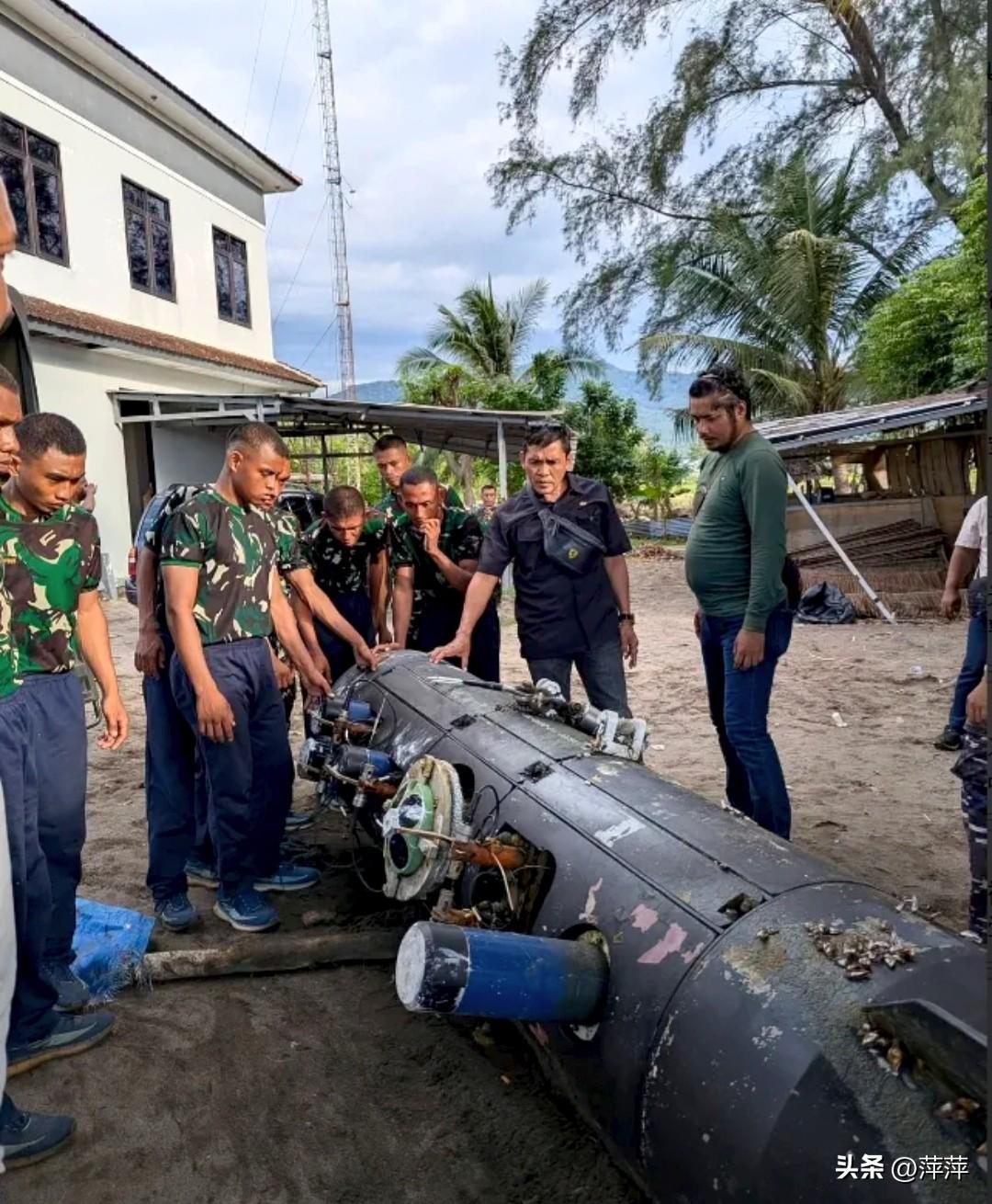 印尼海岸近日冲上来一具大型无人潜航器，现场照片曝光后，网络传言直指这是中国的水下