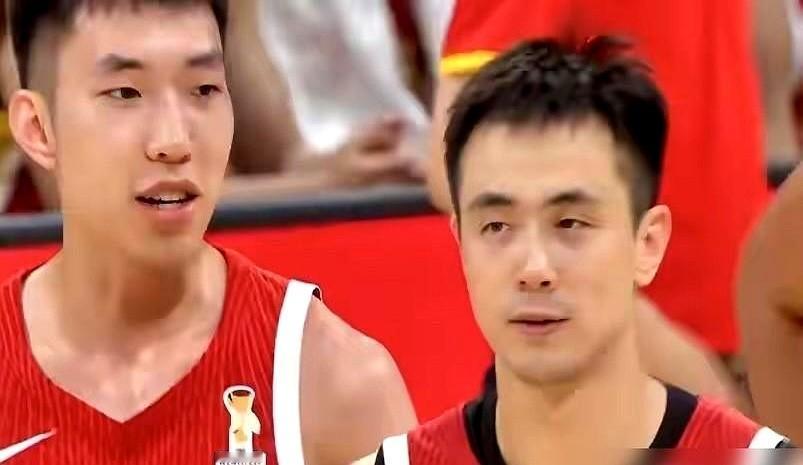 你敢信这家伙在场上只待了5分钟？

赵继伟还在场上组织呢，替补席上来个小将，叫庞