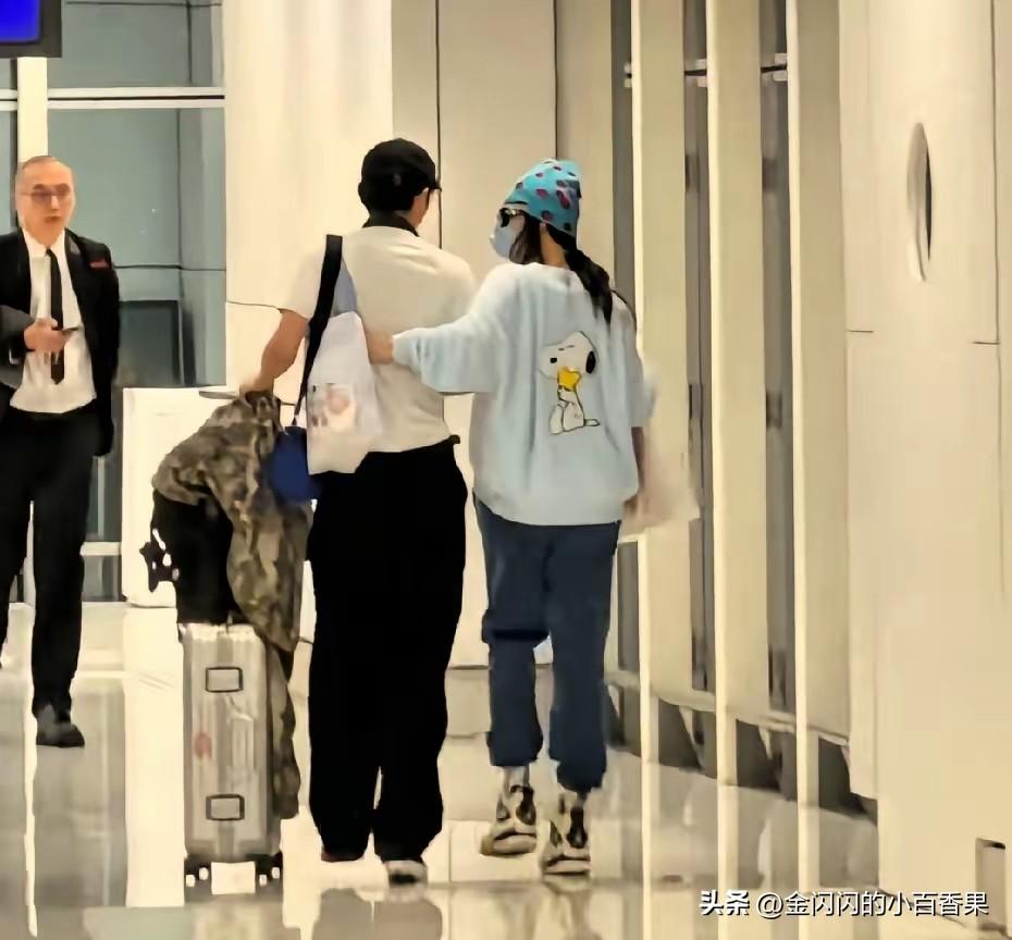 张柏芝现身机场接儿子Lucas回家，状态真的好到让人眼前一亮！一身卡通印花卫衣，