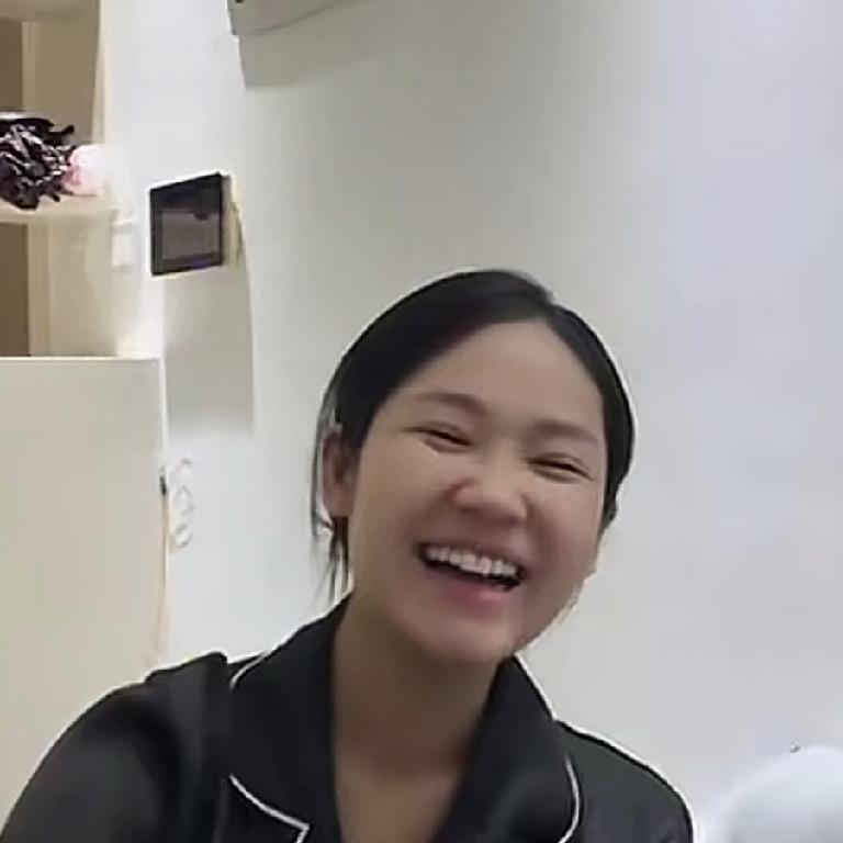 小叔和婶婶在家里帮助老丈人家打谷子，小叔请大师傅帮助他去婶婶的老丈人家去把两个孩