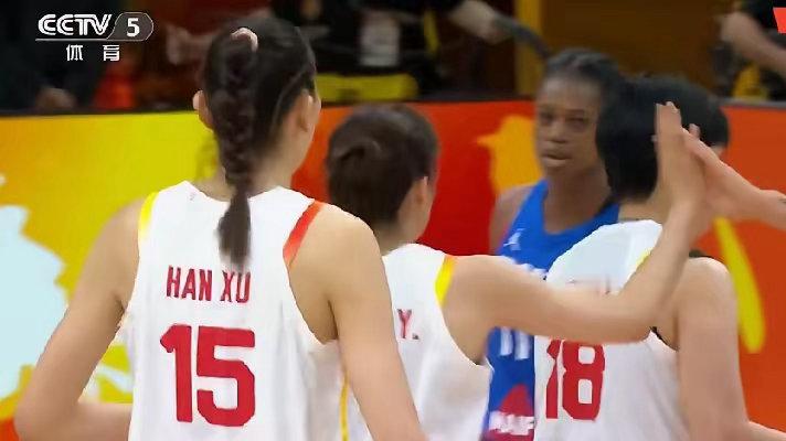 半场比赛结束，中国女篮落后17分。9月10日，女篮世界杯八分之一决赛，中国女篮与