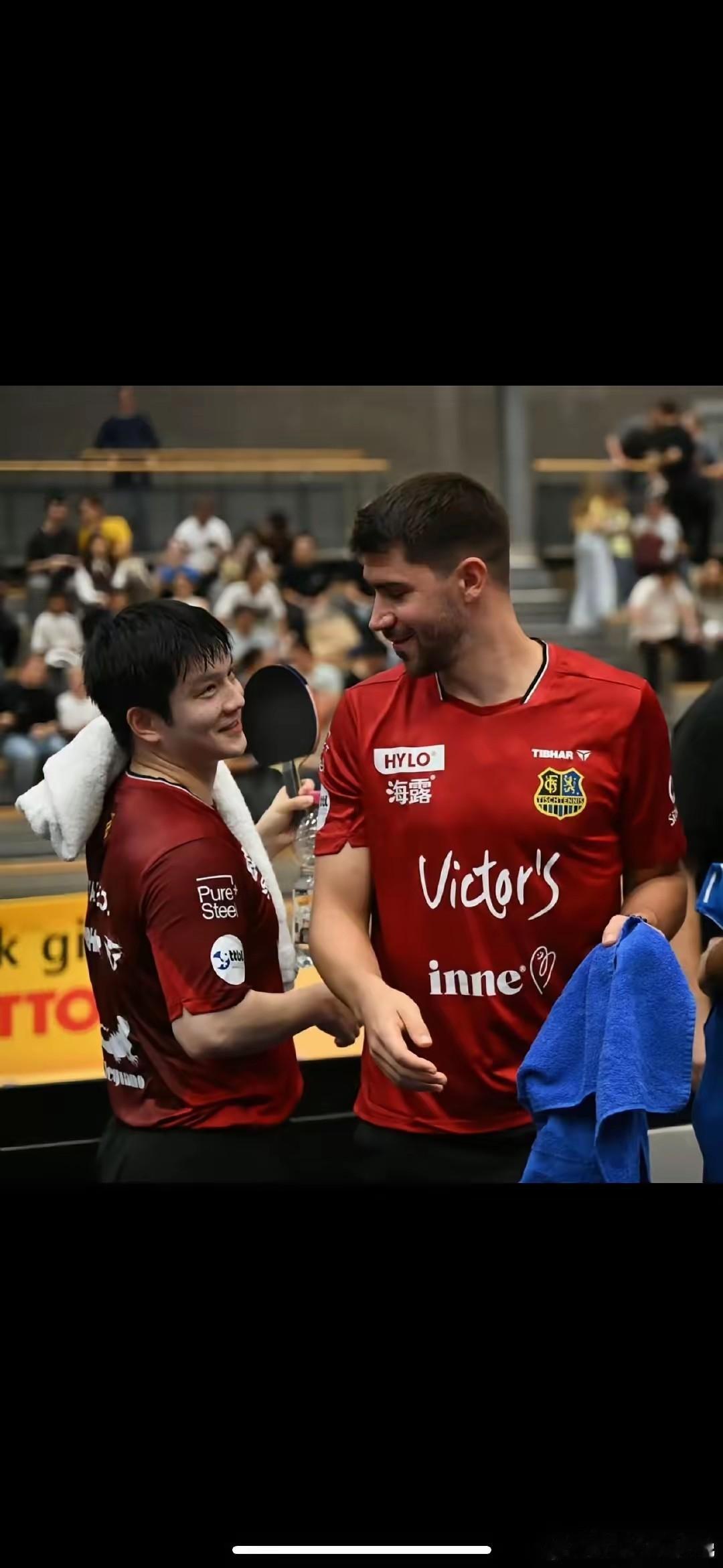 一边笑着迎新人，
一边红着眼说再见，
看着真不是滋味。
邱党开开心心发动态，刚回