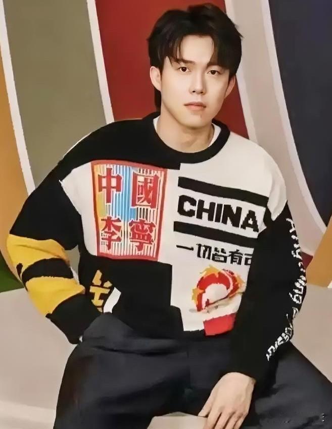 王楚钦今天这套休闲服也太吸睛了吧！颜色亮眼又时髦，走在街头回头率拉满。衣服上印满