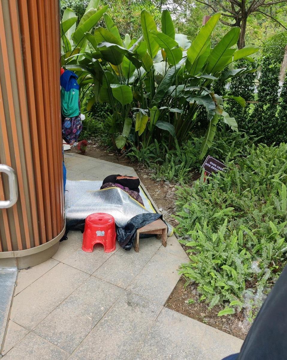 保洁阿姨为什么睡这里，不是包吃包住，一个月也有个四五千吗