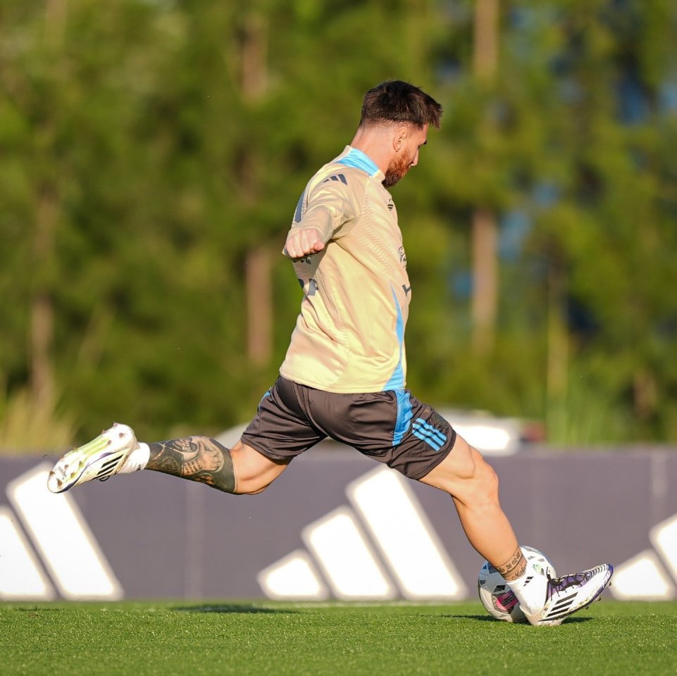 📲梅西更新IG：再次在一起🇦🇷⚽️安妞评论：😍😍😍，小夫妻甜的嘞😆
