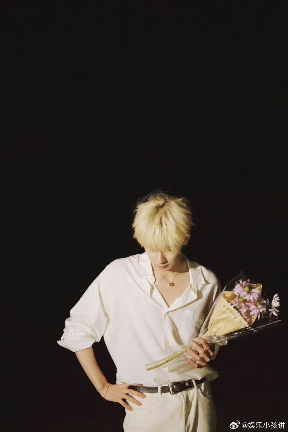 胡先煦金发帅得我有心事了月色漫过海岸，金发少年携花款款而来，氛围感与少年感双向拉