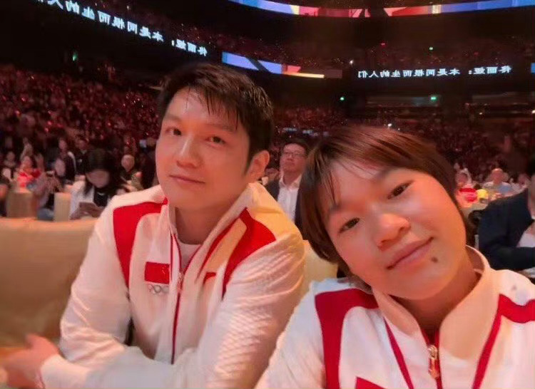 大朋友和小朋友合照，太可爱了！哈哈哈，爱看#全红婵说大家都这么帅啊# ​​​