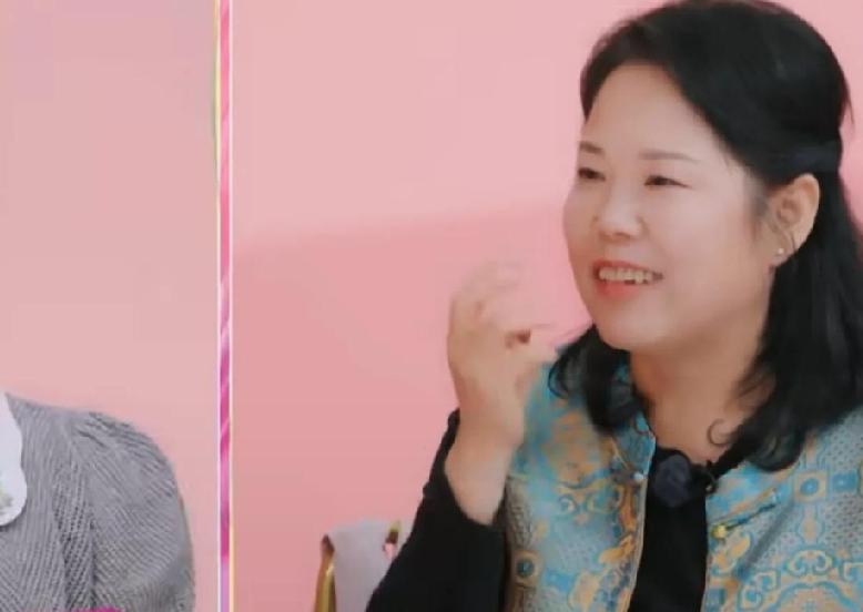 孩子发烧了，妈妈第一反应是告诉女儿，想讨几句暖心话。可换来的却是女儿一句冷冰冰的