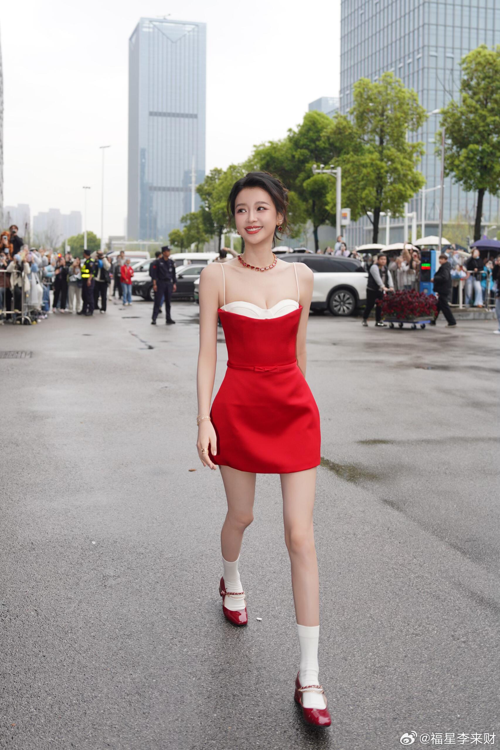 260402 红色公主孙怡上班 