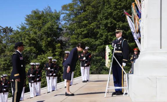 高市早苗，在美国干了件让日本人看不懂的事。在靖国神社，她哭诉日本是“战争受害者”