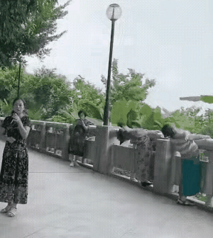 大妈一看就是练家子，胸口碎大石，捏害捏害！[捂脸]