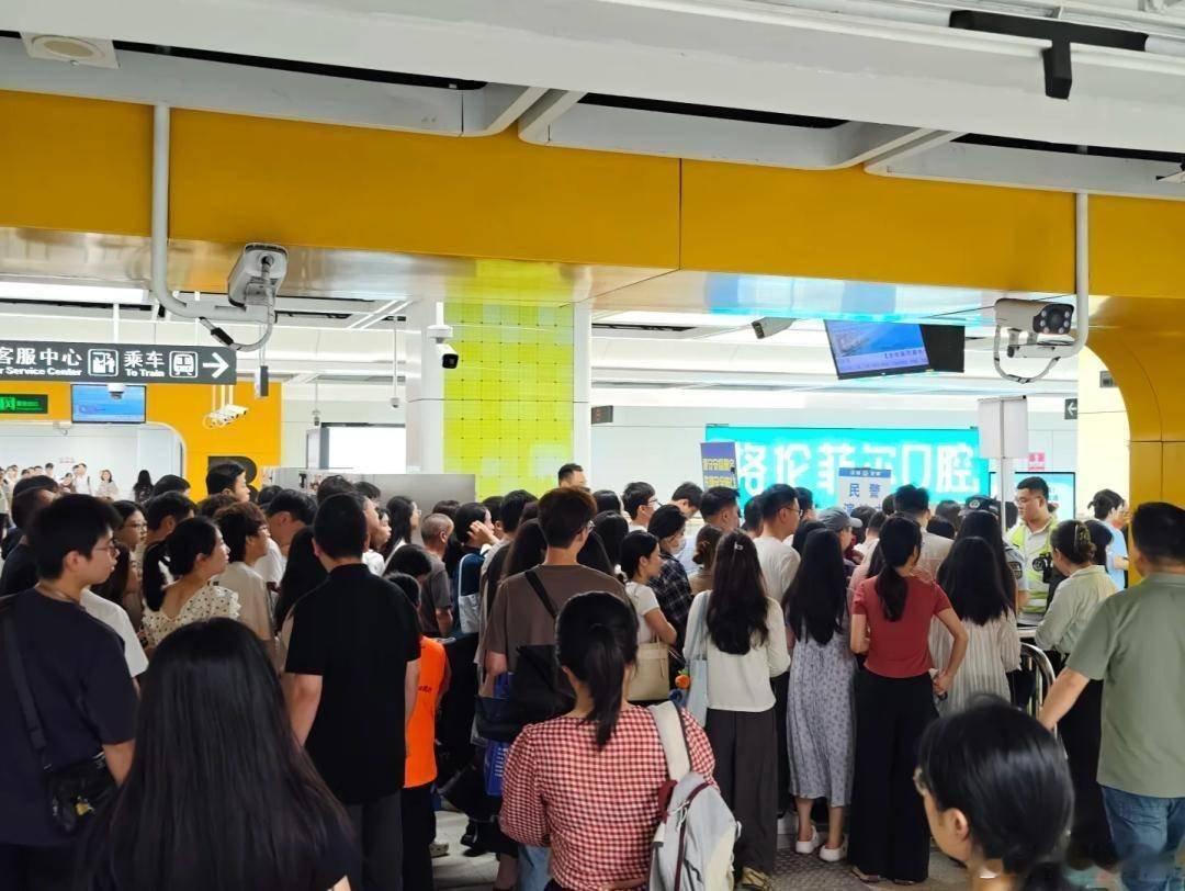 深圳地铁安检深圳地铁安检近期引发全网热议，不少乘客反馈安检标准、流程出现新调整，