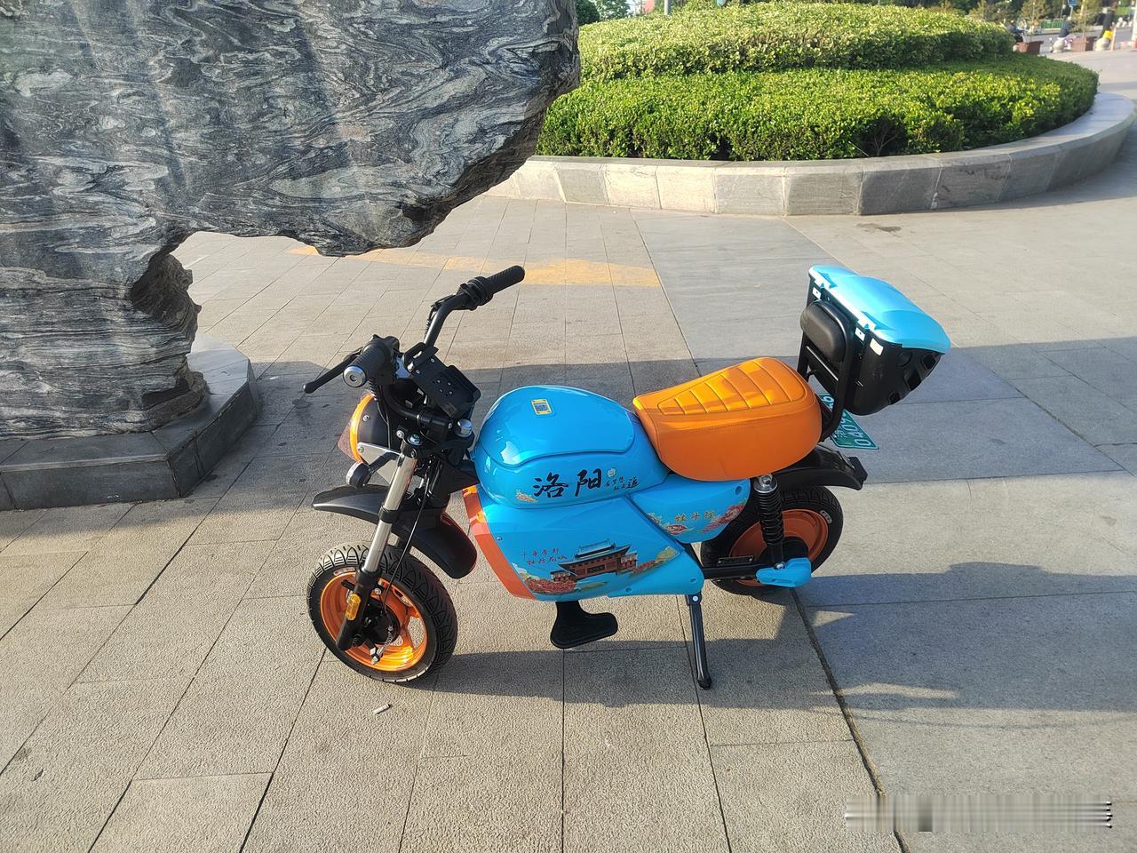 骑上洛阳新出的小摩托，唱着那首洛阳的老歌，畅行洛阳的每一个角落。带劲儿透了。
咱