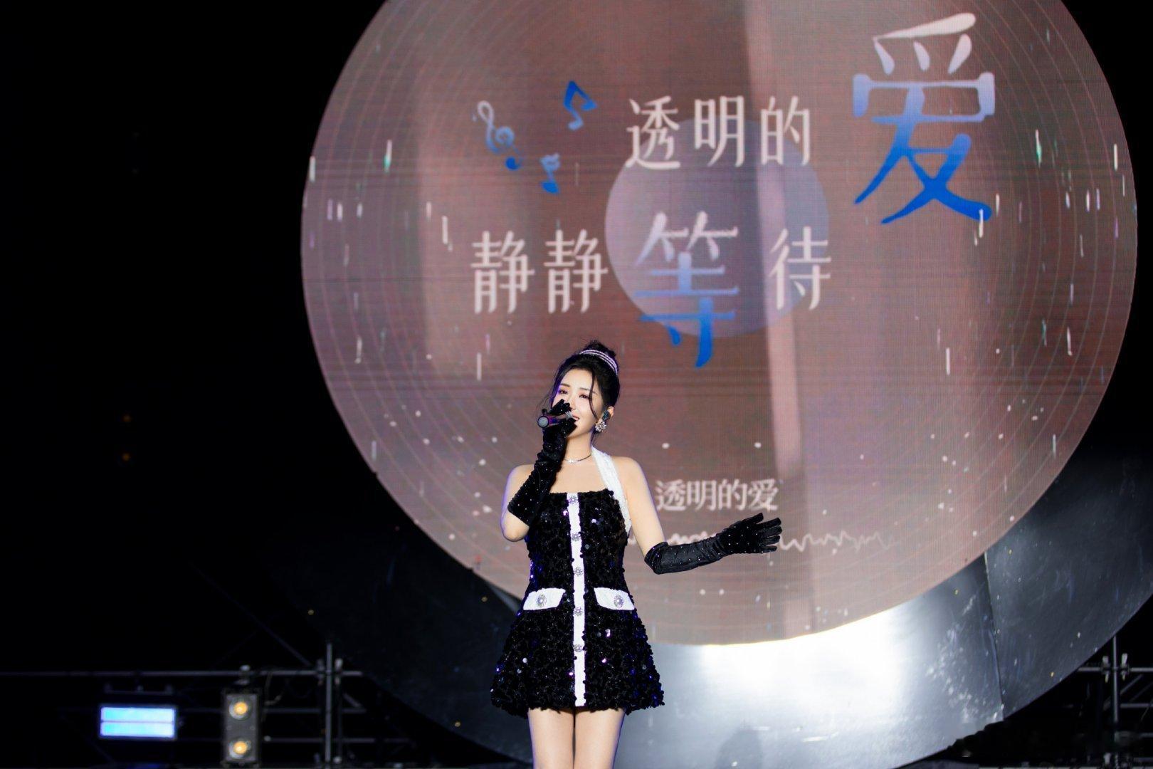 #硬糖少女303##王艺瑾# 今日份糖妹新鲜物料王艺瑾音乐节舞台最新舞台照从曝光